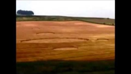 vidéo rare d’un crop circle  instantané en France créé par un ovni lumineux