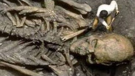 SCIENTISTS DISCOVER GIANT SKELETON – real or fake?