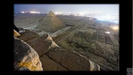 [HD] Russian photographers illegally scale the Great Pyramid at Egypt’s Giza Necropolis