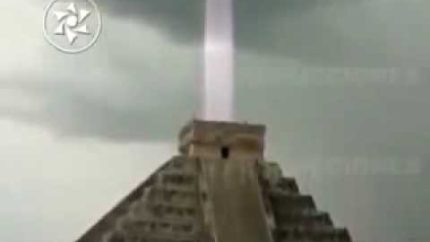 UFO Light Beam Alien Contact Maya Chichen Itza Pyramid HD 720p Ovni Documentary
