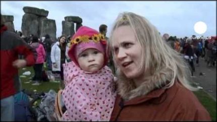 Thousands gather for Stonehenge summer solstice