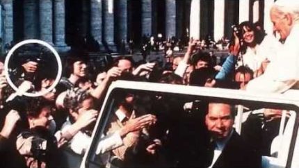 Assassin who tried to kill Pope John Paul II puts roses on his tomb