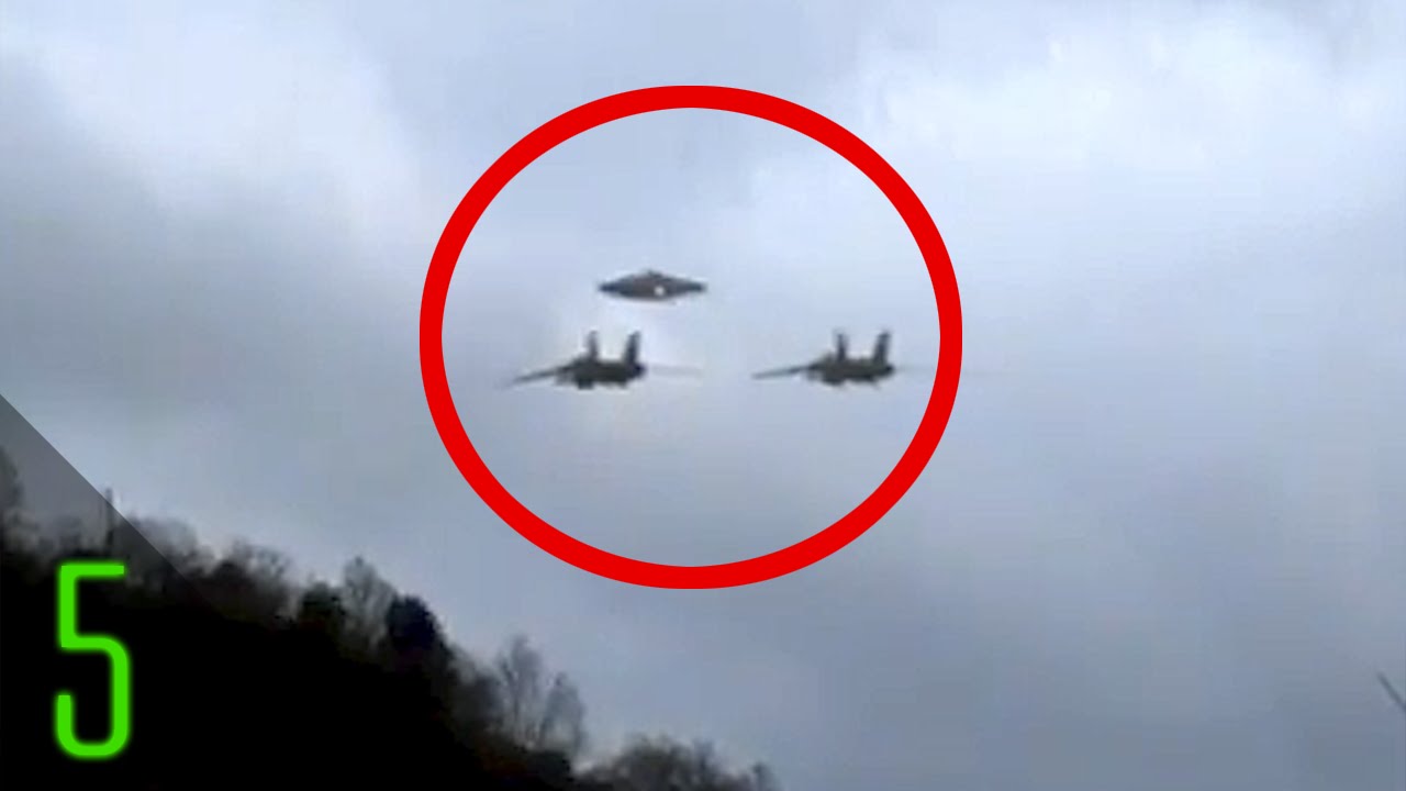 5 Most Mysterious UFO Encounters by Aircraft